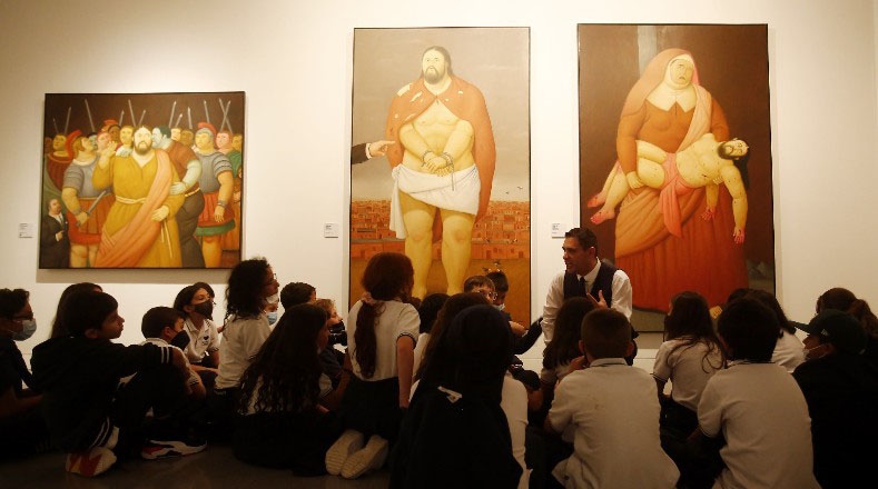 La obra de Botero atrae al público de todas las edades por su valor pintoresco y su mensaje.