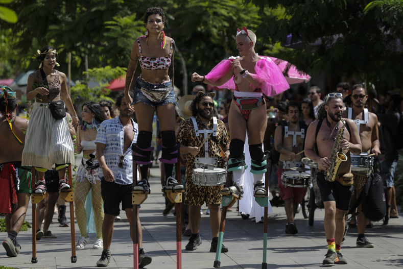 Con Brasil como uno de los países más castigados por la pandemia en el mundo (hoy con 30,3 millones de contagios y 662.414 muertes por covid acumuladas hasta el miércoles), la Alcaldía de Río de Janeiro canceló el carnaval de 2021.