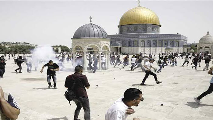 Los enfrentamientos entre palestinos y las fuerzas policiales en la mezquita Al-Aqsa se han repetido desde el pasado viernes.