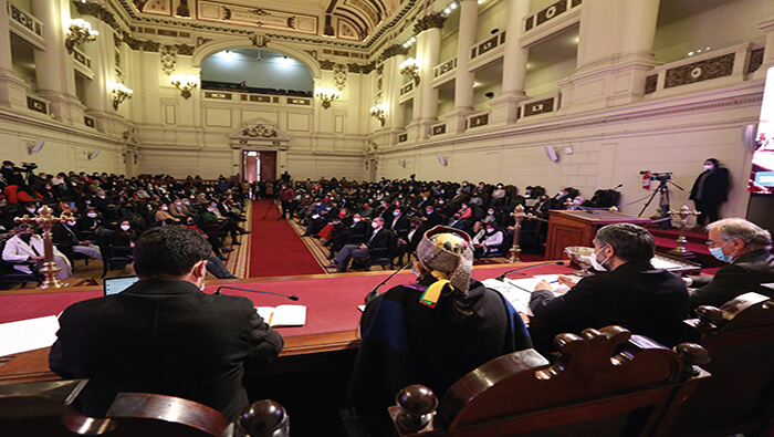 Constituyentes chilenos discuten artículos y disposiciones de la próxima carta magna del país suramericano.