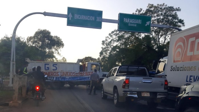 Camioneros de distintos puntos del país empezaron a ocupar un carril en una de las avenidas de acceso a la capital paraguya, aunque agentes de la Policía Nacional, intentaban disuadirlos.