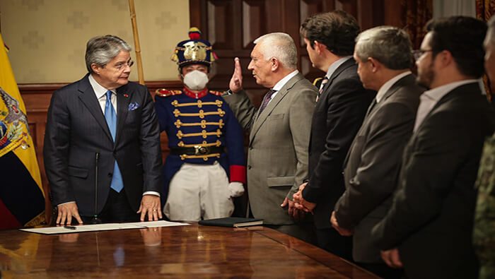El mandatario ecuatoriano posesionó al general Lara Jaramillo como ministro de Defensa en el Palacio de Gobierno.
