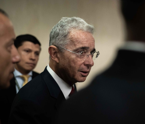 En el telón de fondo, detrás de ellos, y del cual ejercen continuidad, está Álvaro Uribe, el inspirador de ese régimen.