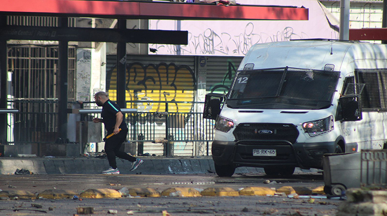 Organizaciones sociales en Chile denunciaron que grupos de civiles armados, presuntamente apoyado por carabineros, atacaron a los manifestantes, donde resultaron tres personas heridas, entre ellas una periodista.