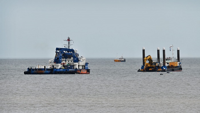Durante la primera parte de la construcción se instaló el primer tramo del cable submarino de energía de alto voltaje frente a la costa de Yorkshire.