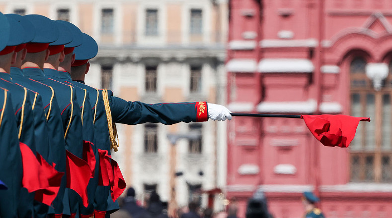 El pueblo de Rusia celebró este lunes el 77 aniversario de la victoria de la Unión Soviética en la Gran Guerra Patria con la realización del tradicional desfile militar de la Plaza Roja de Moscú.