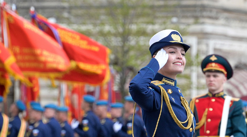 El Colegio Militar de Música Jalílov, del Ministerio de Defensa fueron los primeros en desfilar tras el paso del comandante en jefe de la Fuerza Terrestre de Rusia, Oleg Saliukov.