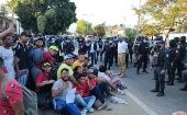 Los migrantes trataron de bloquear la carretera federal que enlaza a Oaxaca con Puerto Ángel y demandaron mejor tratamiento de las autoridades.