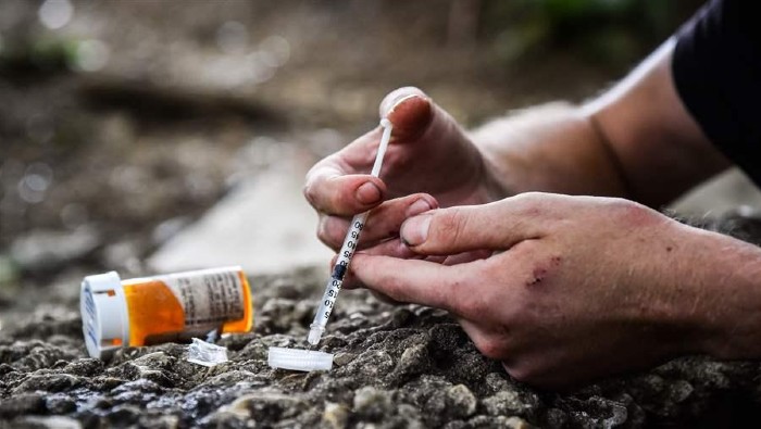 Las tendencias de muerte por sobredosis son geográficamente desiguales. Alaska experimentó un aumento del 75 por ciento en 2021, el salto más grande de cualquier estado. En Hawái, las muertes por sobredosis se redujeron en un 2 por ciento.