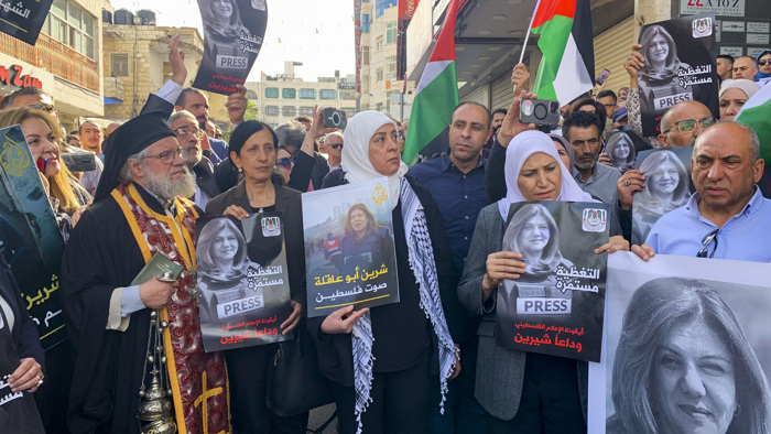 Diversos grupos de palestinos han rendido homenaje en el sitio donde Shireen Abu Akleh fue asesinada.