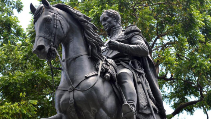 Tras culminar la Campaña Admirable, Simón Bolívar es proclamado como Libertador y Capitán General de los Ejércitos de Venezuela.