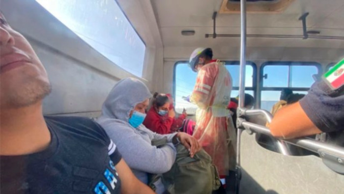 Al inspeccionar el contenedor del tráiler, descubrieron que transportaba de forma ilegal a los migrantes, entre ellos 48 mujeres y 15 menores de edad.