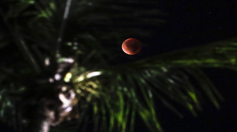 Durante la pasada noche del 15 de mayo, a las primeras horas de este lunes, la luna brilló de rojo como resultado del primer eclipse lunar total del 2022. 