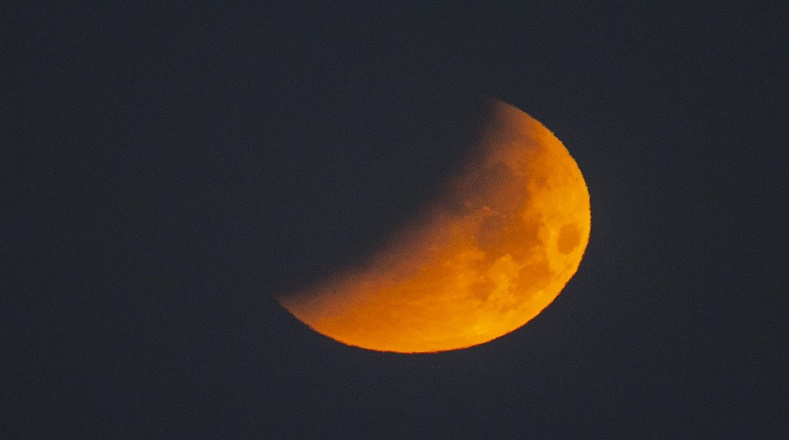 Mientras transcurre un evento de este tipo, la luna pasa a través la umbra, parte más oscura de la sombra de la Tierra; donde los colores naranja y rojo permanecen más visibles.