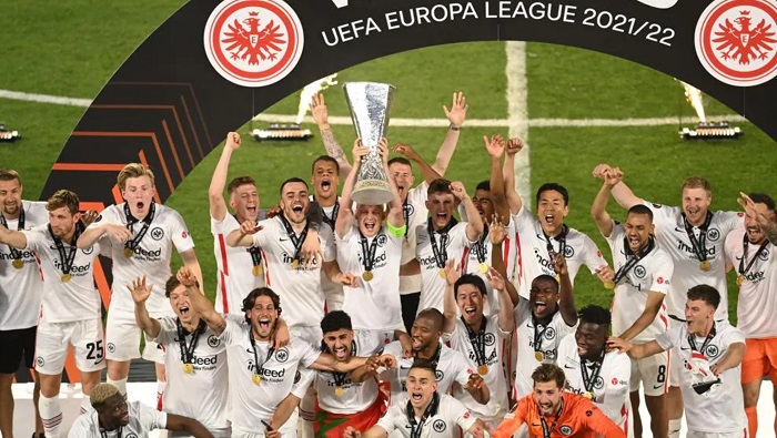 El Eintracht Frankfurt vuelve a ganar una Copa Europa de la UEFA desde 1980 y regresa a la Copa de Campeones desde 1960.