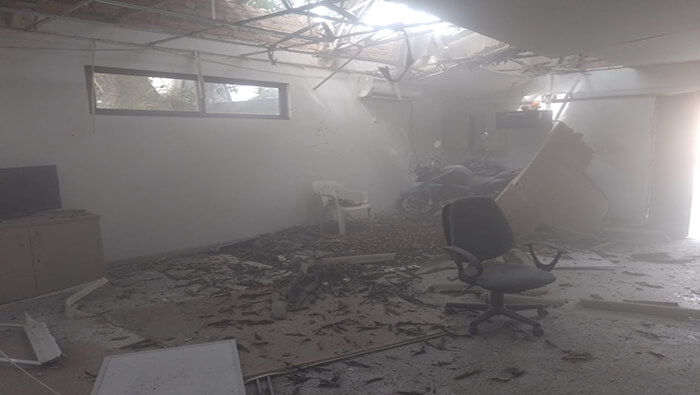 El atentado con explosivos contra la estación policial en Tibú, Colombia dejó al menos un funcionario herido.