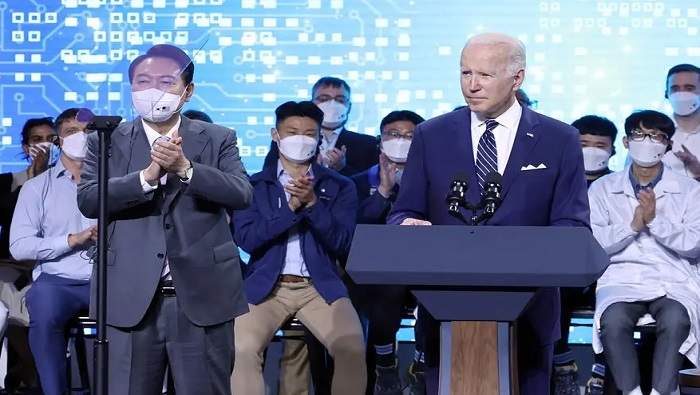 Biden y Yoon Suk Yeol visitaron una planta de fabricación de chips de la empresa Samsung.