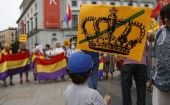 En la protestas de Madrid, los manifestantes portaban carteles que decían: "No a comisionistas ejerciendo la representación de las Españas", "El Borbón a prisión por chorizo y por ladrón".