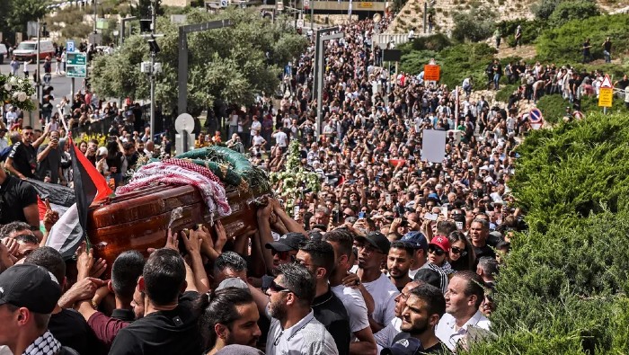 En su funeral en Jerusalén, la policía cargó contra los portadores del féretro y los golpeó con porras, lo que desató la furia y la condena de los palestinos y otros países.