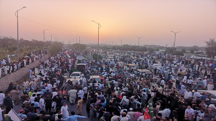 Khan llamó a sus seguidores a reunirse en el distrito custodiado por los efectivos de las fuerzas armadas exigiendo nuevas elecciones.