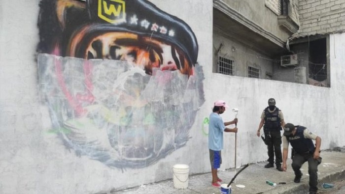 La policía ecuatoriana desplegó un operativo para limpiar símbolos y grafitis.