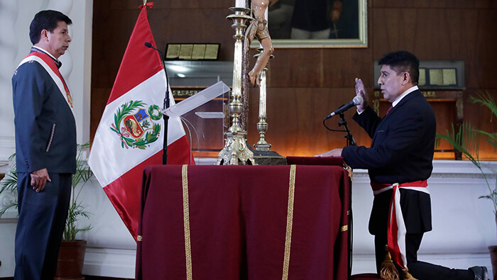 Juan Lira Loayza presta juramento como nuevo ministro de Trabajo de Perú.