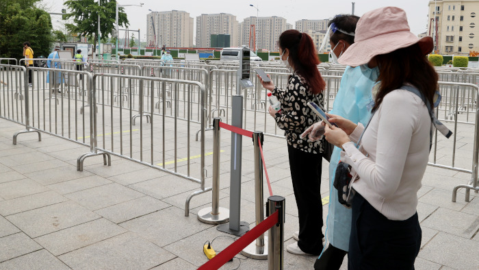 Ciudadanos escanean un código QR para ingresar al Parque Cultural de Minhang, en el distrito de Minhang, en Shanghai, en el este de China.
