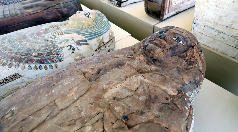 Los 250 sarcófagos de madera policromada mantienen excelente estado de conservación y contienen las momias en su interior, pese a que datan del año 500 antes de Cristo (a.c).