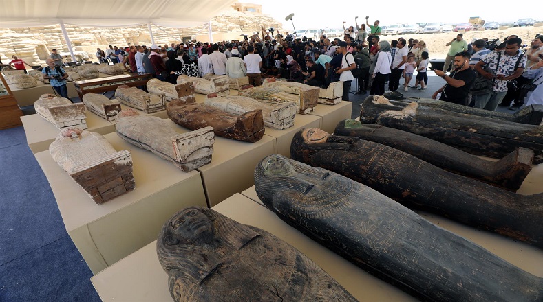 Descubren 250 sarcófagos con momias en Egipto