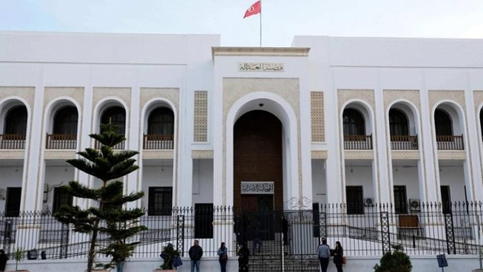 El decreto presidencial fue emitido el miércoles por la noche y publicado en el Boletín Oficial de Túnez, titulado “Enmiendas al Decreto por el que se establece el Consejo Judicial Supremo Provisional”