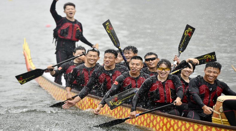 Las carreras de botes de dragón se originan en la leyenda de personas remando en botes para buscar el cuerpo del poeta patriótico Qu Yuan, relevante para  la literatura china.