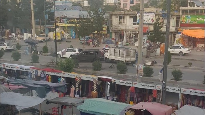 Según los informes preliminares, la explosión habría tenido como objetivo a Sayed Mahmood Hashemi, jefe del distrito cuatro del municipio de Kabul, quien salió ileso del atentado aunque algunos de sus guardias resultaron heridos.