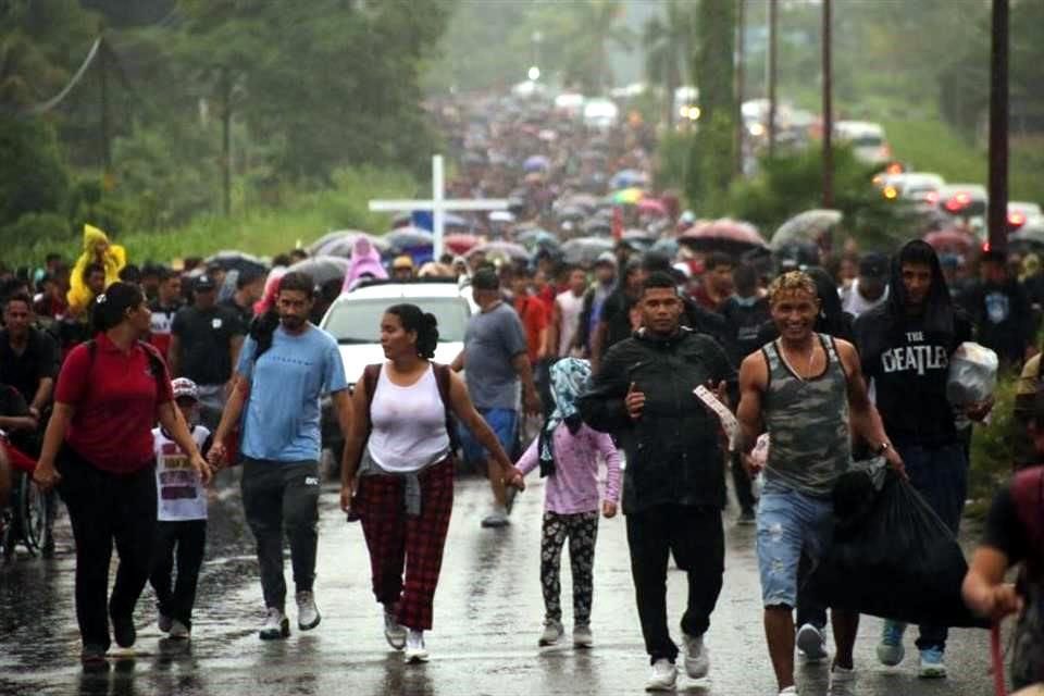 Los integrantes de la columna humana demandan al Gobierno de México que les brinde libre tránsito, se les otorgue visas y empleo temporal.
