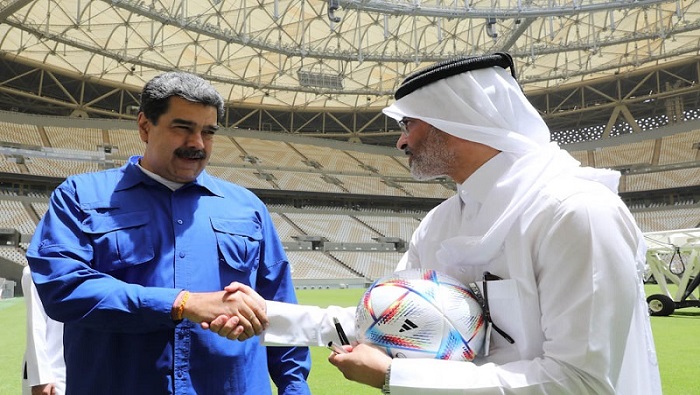 El Presidente venezolano estampó su rúbrica en el balón oficial que se empleará en el Mundial de Fútbol Catar 2022, denominado Al Rihla.