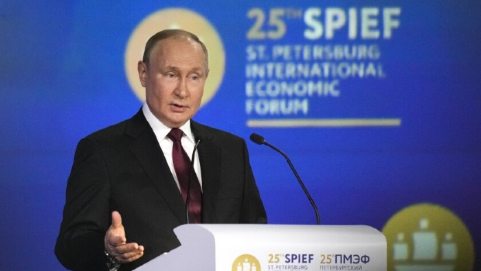 El Foro Económico Internacional de San Petersburgo (SPIEF) se celebra desde 1997, y desde 2006 se organiza con el patrocinio y la participación del presidente de la Federación de Rusia.