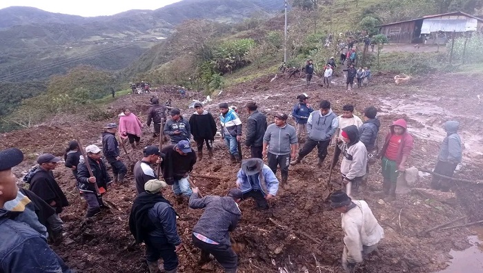 Miembros de la Defensa Civil, Bomberos e integrantes de las comunidades indígenas accedieron al lugar de la tragedia y recuperaron los ocho cadáveres.