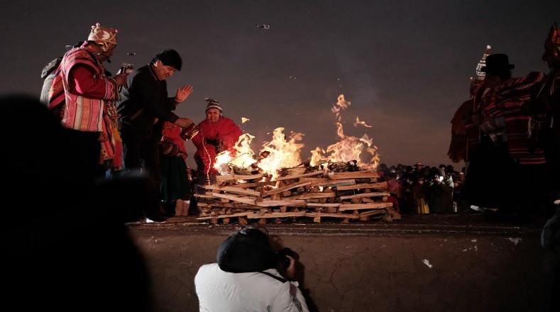 La festividad inició con música autóctona, folclor y una ofrenda a la Pachamama, la Madre Tierra.