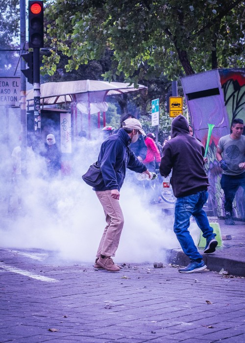 Unidades antidisturbios de la Policía Nacional atacaron los predios universitarios con bombas lacrimógenas y varios de estos proyectiles hirieron a los manifestantes que se encontraban en el interior de l recinto de la Universidad Central.
