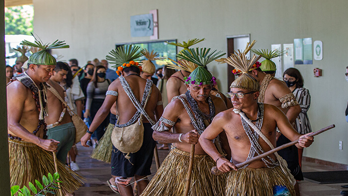 Indígenas y activistas brasileros reclaman justicia por los crímenes cometidos contra los pueblos originarios del país.