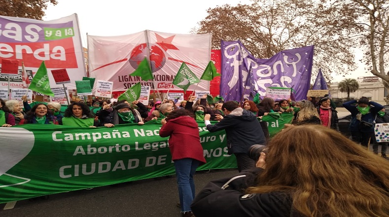 Mujeres en Argentina se movilizan frente a la embajada de EE.UU. para reclamar el derecho de las mujeres en Estados Unidos. 