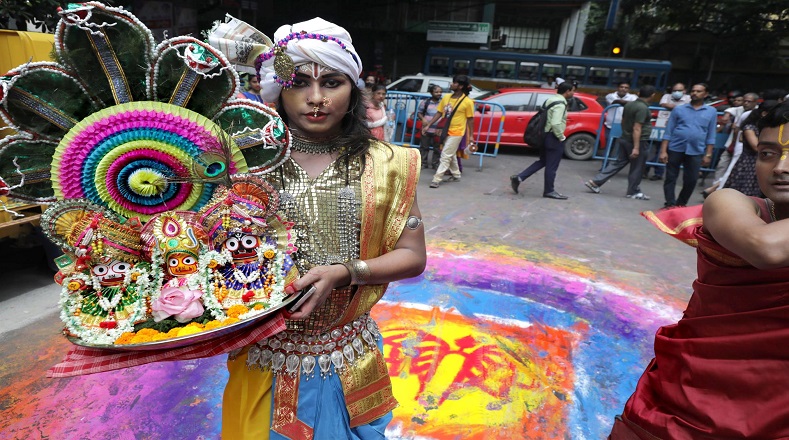 La festividad rinde homenaje a las deidades que presiden los templos de Jagannath y de Puri: la Diosa Subhadra y sus hermanos los señores Jagannath y Subhadra, quienes se retiran del templo en procesión hacia sus carros.