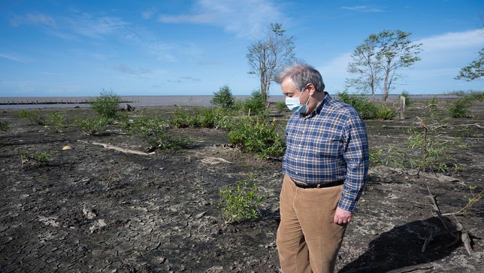 Durante su visita a Surinam, Guterres aplaudió las políticas climáticas de Surinam y alertó por la influencia cambio climático, sobre todo para las naciones insulares.