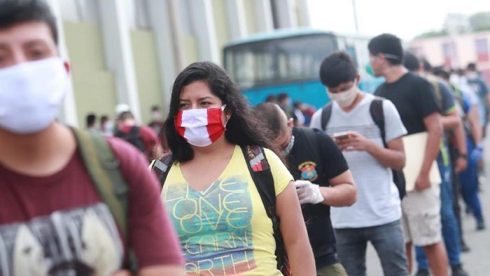 el uso obligatorio de mascarillas se eliminó en Perú el 1 de mayo, cuando había menos de 5.000 contagios a la semana.