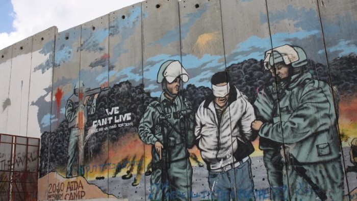 Israel comenzó a construir el muro de separación, conocido por los palestinos como el Muro del Apartheid, en 2002, alegando que su objetivo era proteger a sus ciudadanos de los ataques.