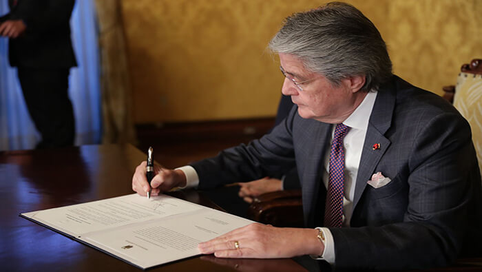 El presidente Guillermo Lasso firma el nombramiento de sus nuevos ministros.