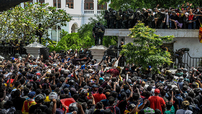 Cientos de manifestantes asaltan la oficina del primer ministro de Sri Lanka.