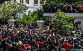 Cientos de manifestantes asaltan la oficina del primer ministro de Sri Lanka.