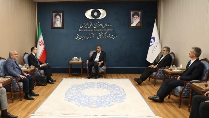 Durante la reunión, asistieron el portavoz del órgano nuclear de Irán, Behruz Kamalvandi, y el embajador de Rusia en Teherán, Levan Dzhagaryan.