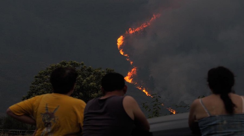 El fuego ha destruido mil hectáreas en la localidad cacereña de Casas de Miravete; en la zona de Monsagro van más de 2.500 hectáreas; en Galicia se reportan más de 1.500 hectáreas arrasadas, entre otros.