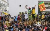 Tras meses de protestas, ciudadanos de Sri Lanka celebran la dimisión del presidente Gotabaya Rajapaksa.